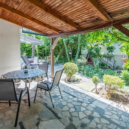 דירה Edit *